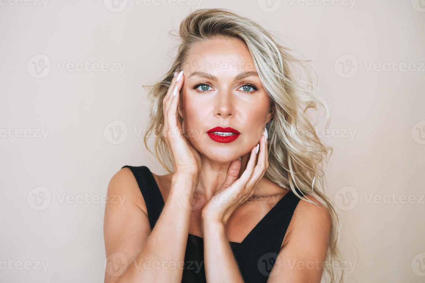 portrait d'une jeune femme appliquant un maquillage liquide sur son visage.  isolé sur fond blanc 16606369 Photo de stock chez Vecteezy