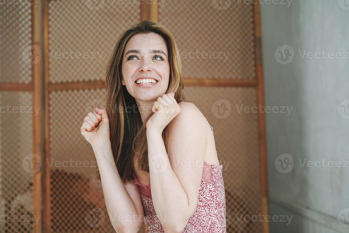 portrait émotionnel d'une jeune femme en robe de lingerie élégante dans une salle de bain blanche à la maison photo