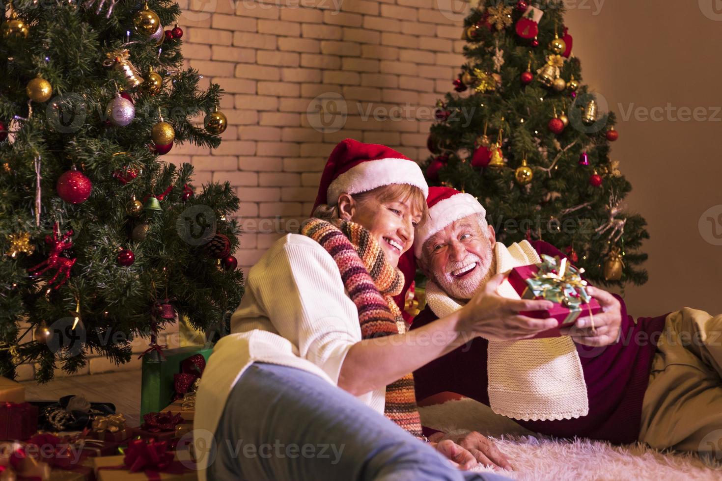 Couple Avec Cadeaux à Noël. Image stock - Image du donner