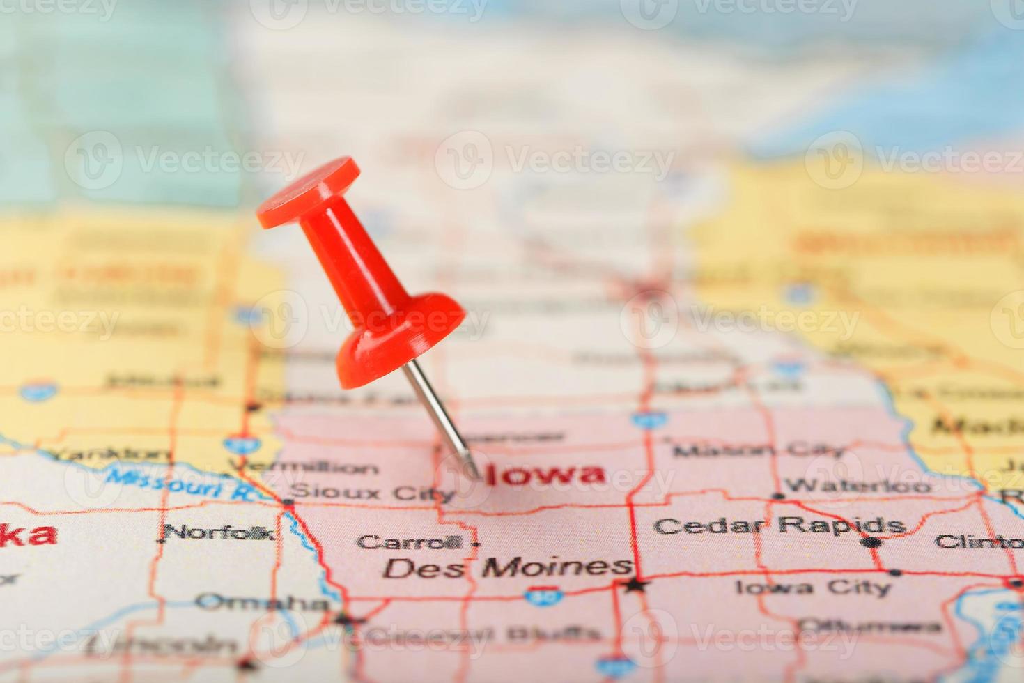 aiguille de bureau rouge sur une carte des états-unis, de l'iowa et de la capitale des moines. Close up carte de l'Iowa avec tack rouge photo