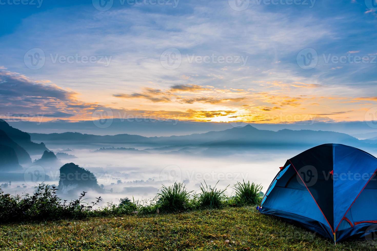 paysage de montagnes brouillard et tente parc national de phu lanka province de phayao au nord de la thaïlande photo