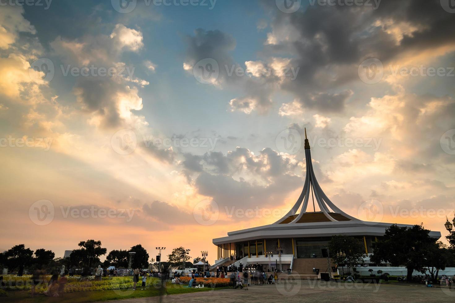 suan luang rama ix au coucher du soleil ou en soirée bangkok, thaïlande photo