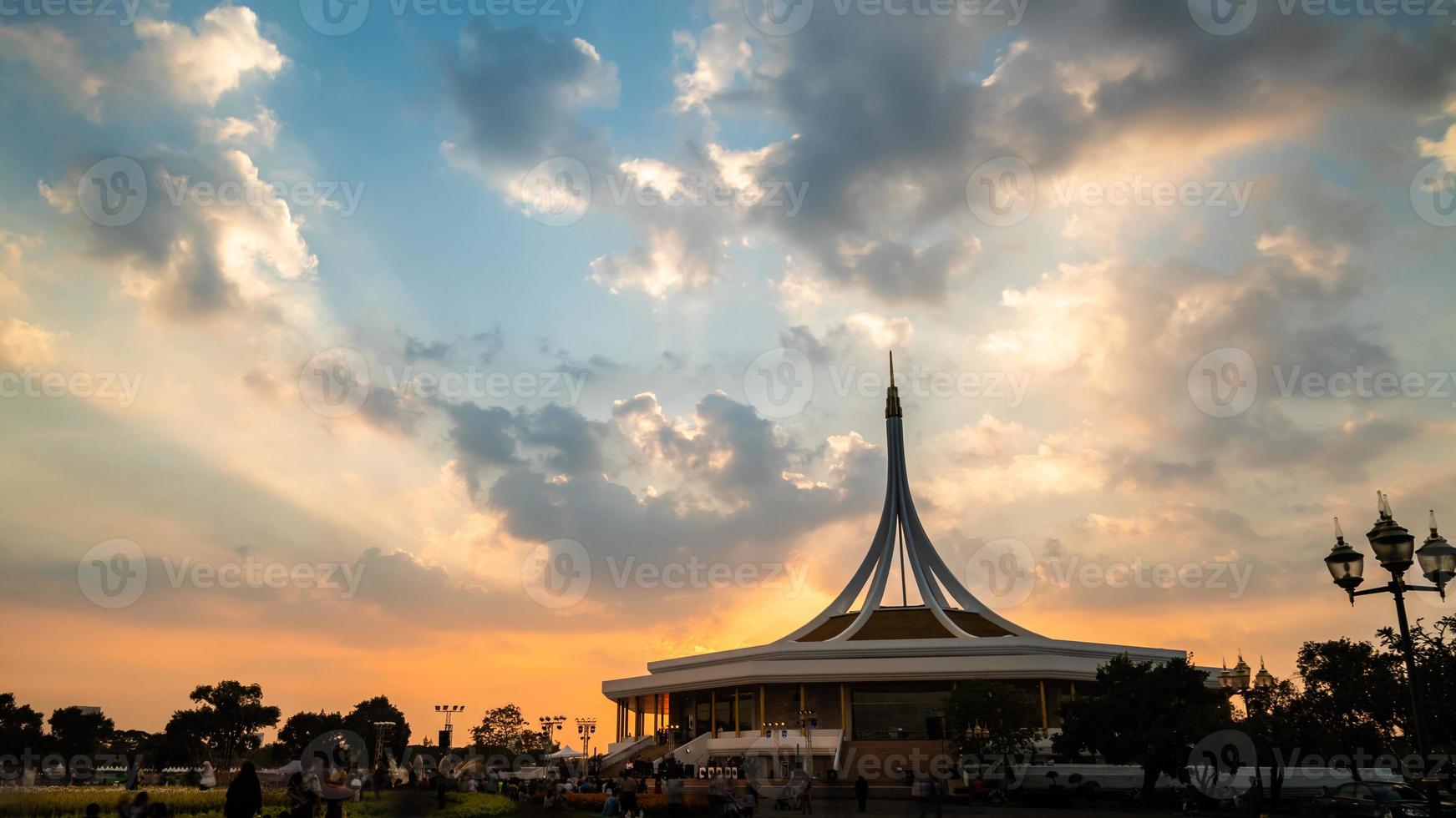 suan luang rama ix au coucher du soleil ou en soirée bangkok, thaïlande photo