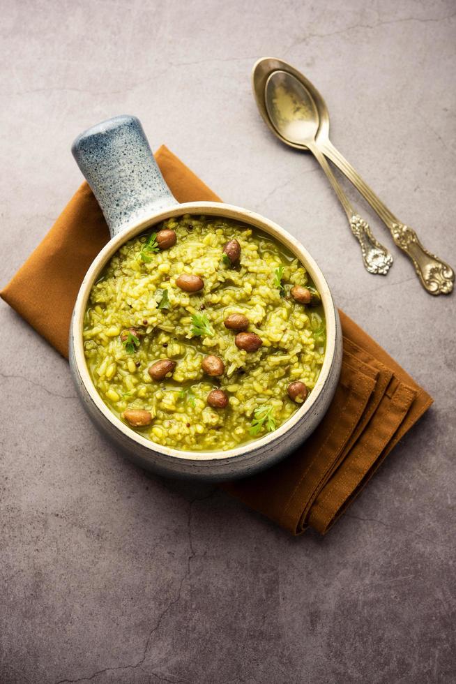 palak khichdi est un repas nutritif à un pot de lentilles mungo et de riz aux épinards, cuisine indienne photo