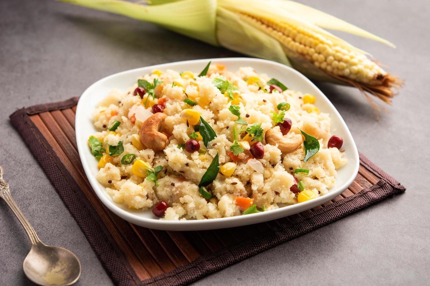 upma de maïs sucré, makai rava uppittu fait avec ou sans semoule, petit-déjeuner indien sain photo