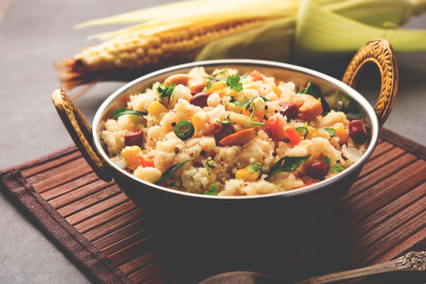 upma de maïs sucré, makai rava uppittu fait avec ou sans semoule, petit-déjeuner indien sain photo