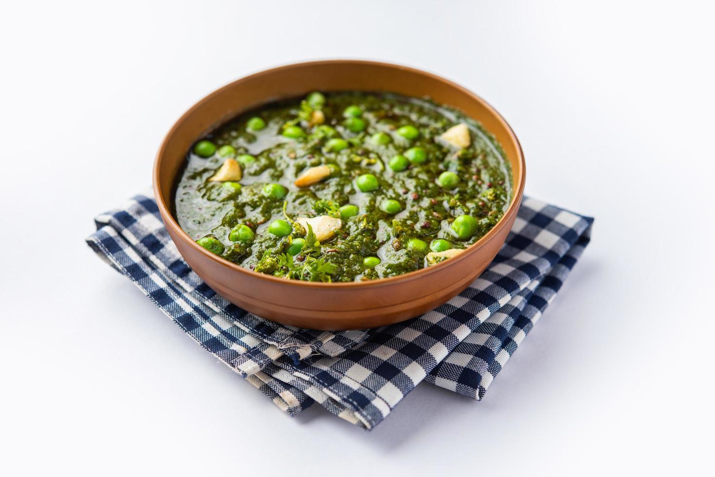 curry palak matar également connu sous le nom de pois geen épinards masala sabzi ou sabji, cuisine indienne photo