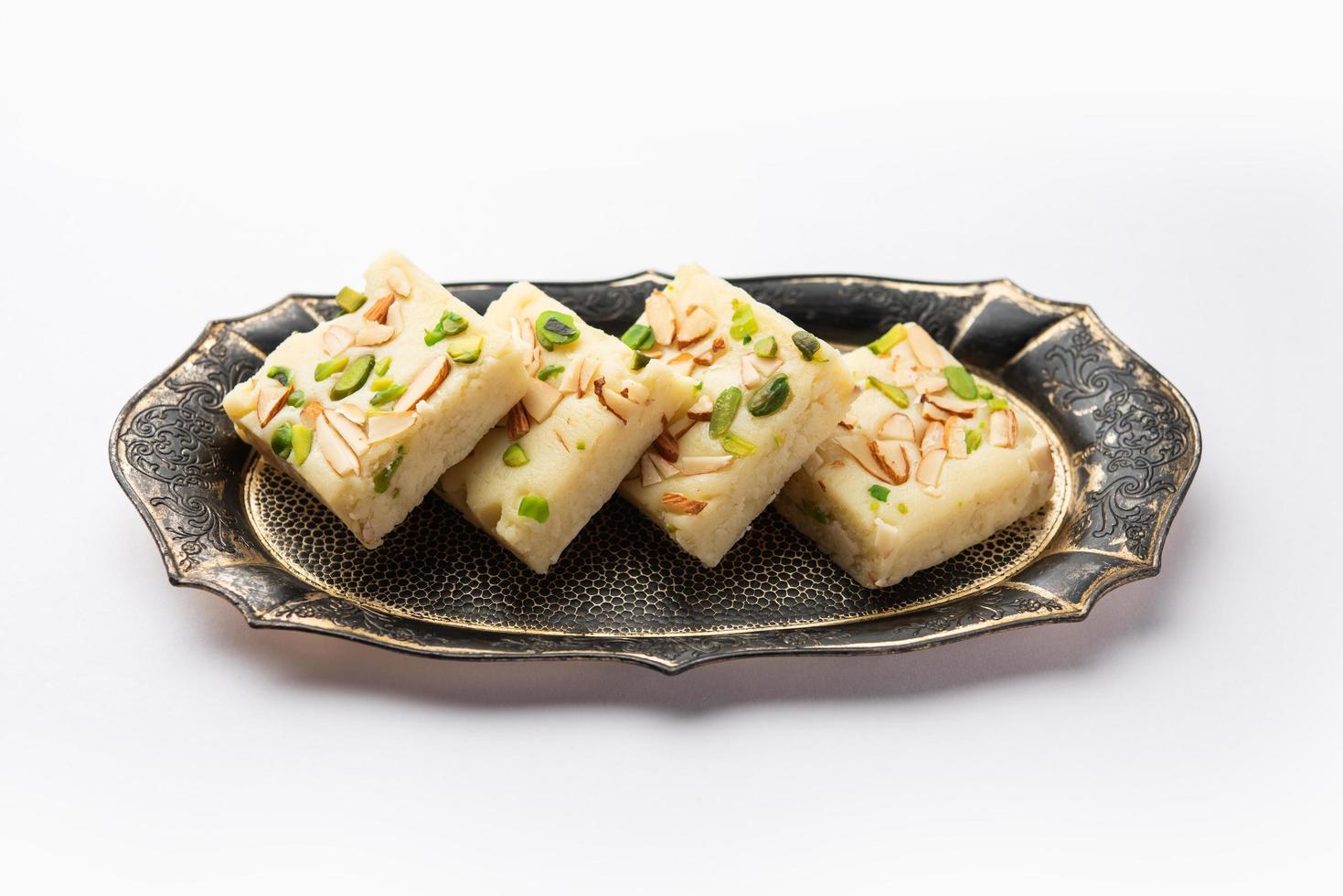 lait en poudre barfi également connu sous le nom de mava burfi, khoya burfi blanc ou barfee, aliments sucrés indiens photo