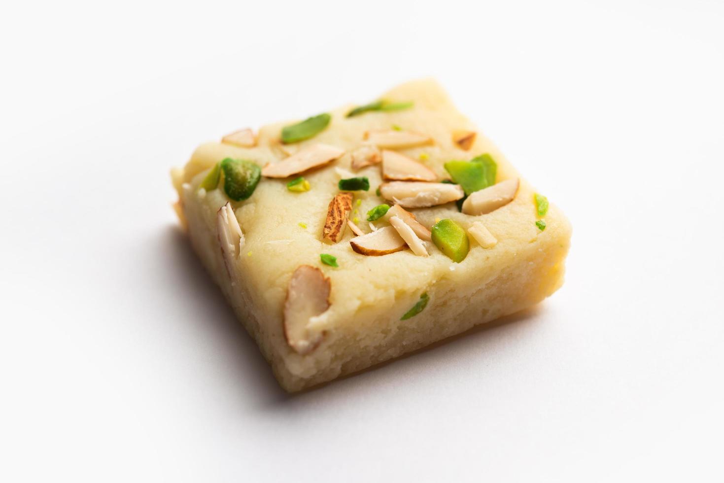 lait en poudre barfi également connu sous le nom de mava burfi, khoya burfi blanc ou barfee, aliments sucrés indiens photo