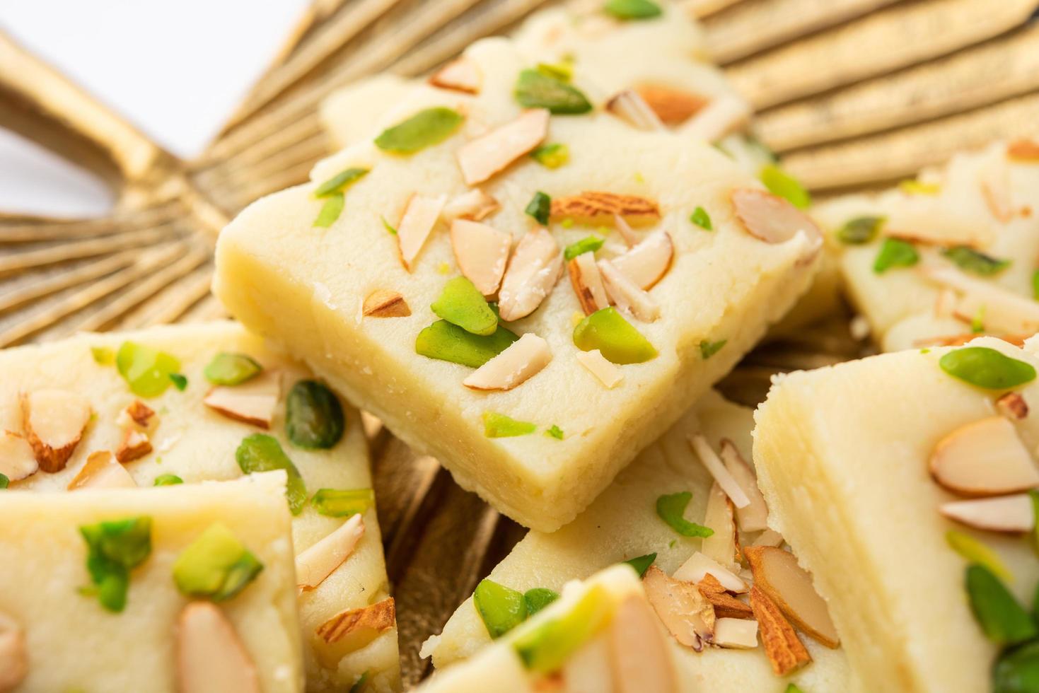 lait en poudre barfi également connu sous le nom de mava burfi, khoya burfi blanc ou barfee, aliments sucrés indiens photo