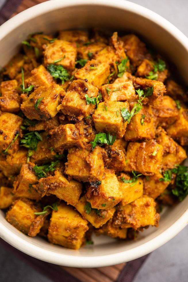 style indien suran sabzi ou jimikand sabji également connu sous le nom d'igname pied d'éléphant ou recette sautée ole photo