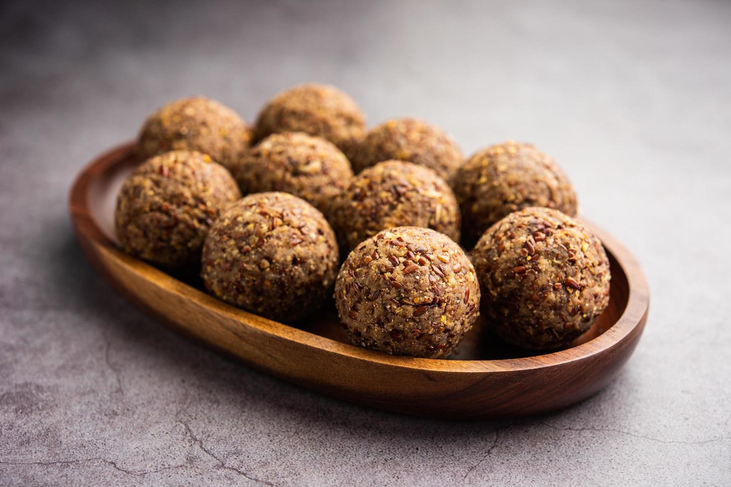 alsi pinni laddu ou laddo de graines de lin ou ladoo de jawas sains sont de délicieuses boules d'énergie sucrées indiennes photo