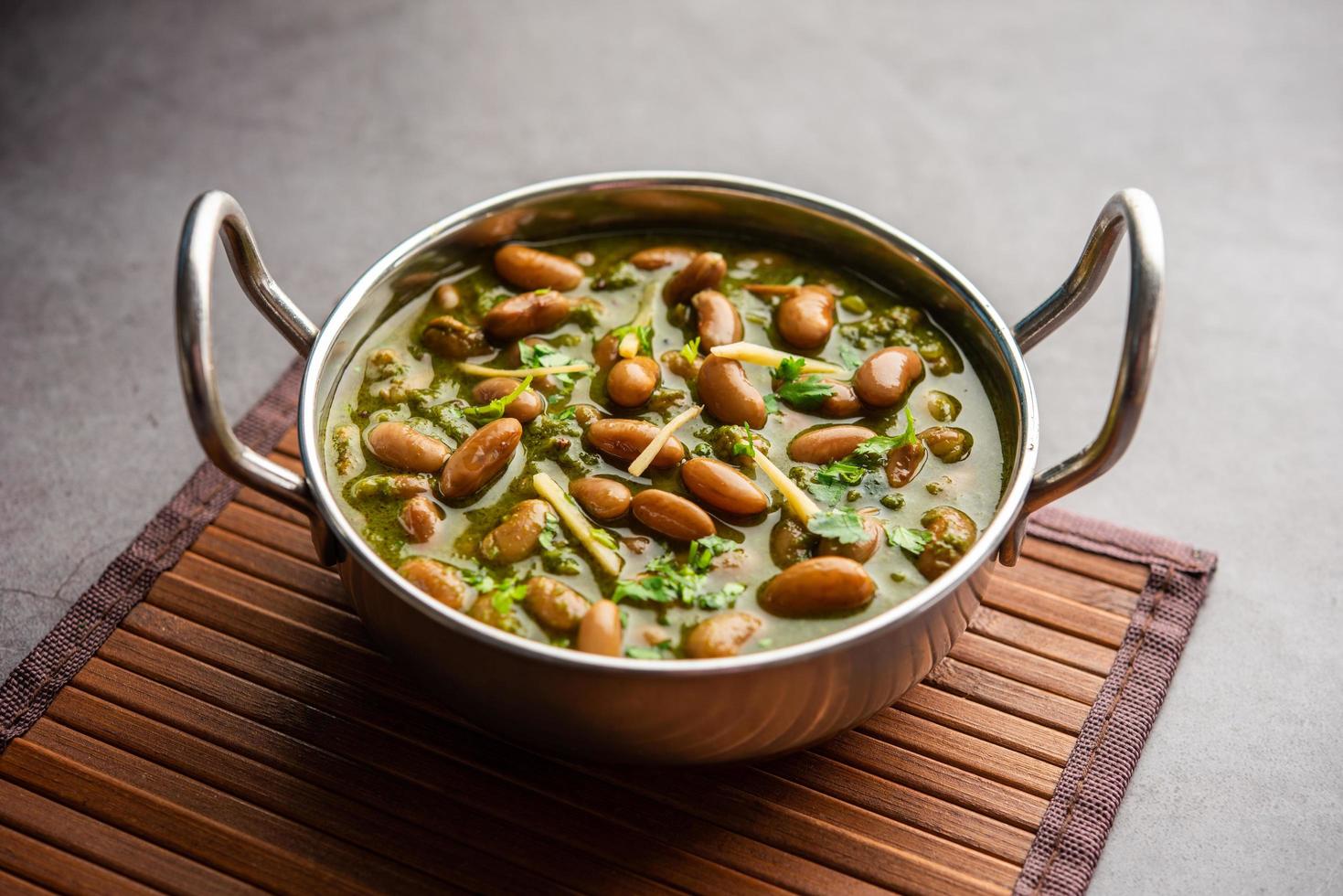 palak rajma masala est un curry indien préparé avec des haricots rouges et des épinards cuits avec des épices photo