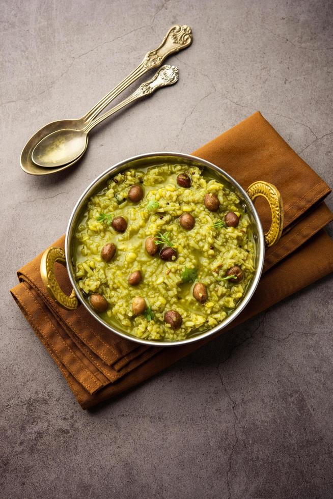 palak khichdi est un repas nutritif à un pot de lentilles mungo et de riz aux épinards, cuisine indienne photo