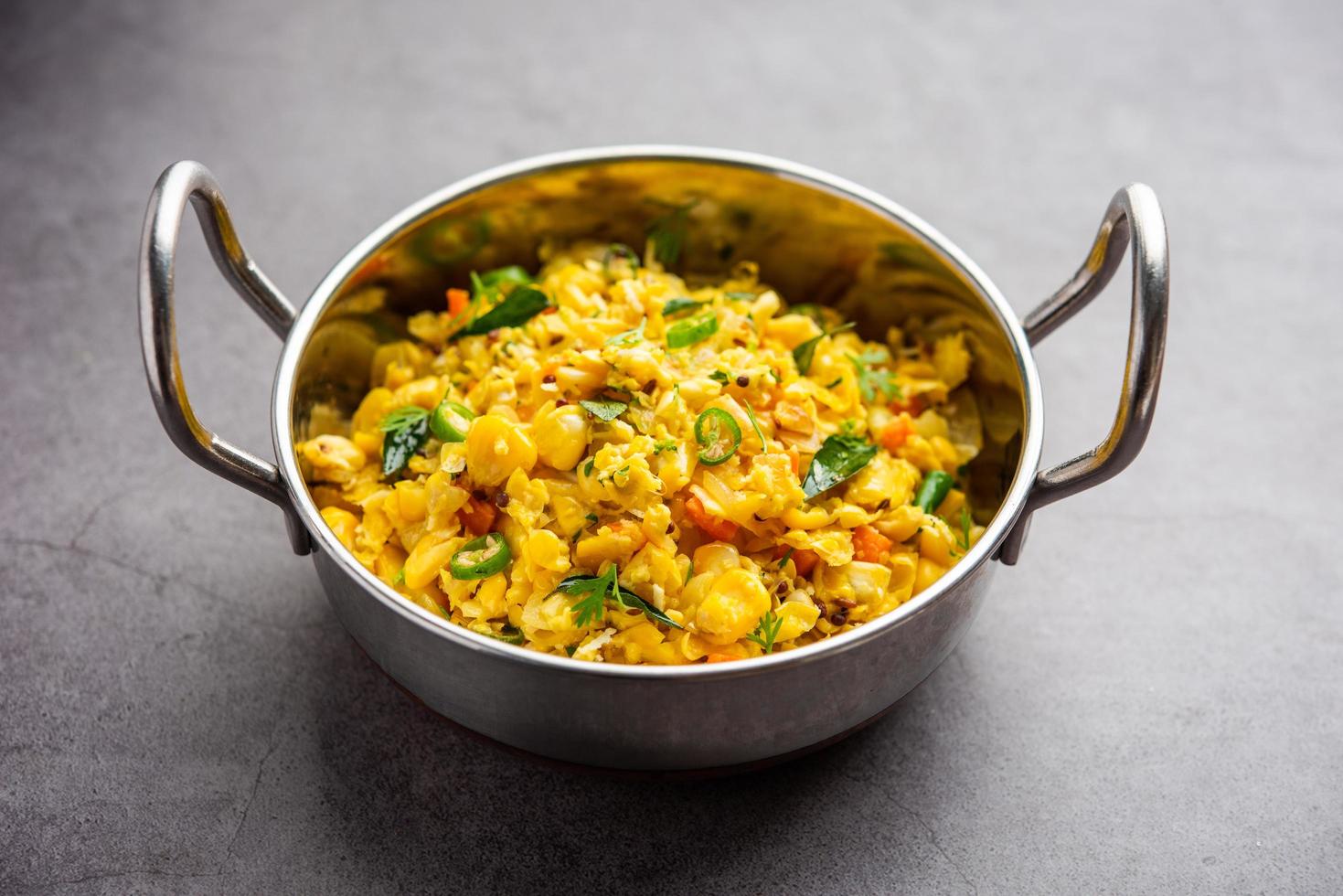 upma de maïs sucré, makai rava uppittu fait avec ou sans semoule, petit-déjeuner indien sain photo