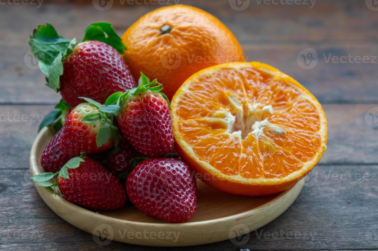 régime vitaminique aux fraises et aux fruits orange pour une bonne santé photo