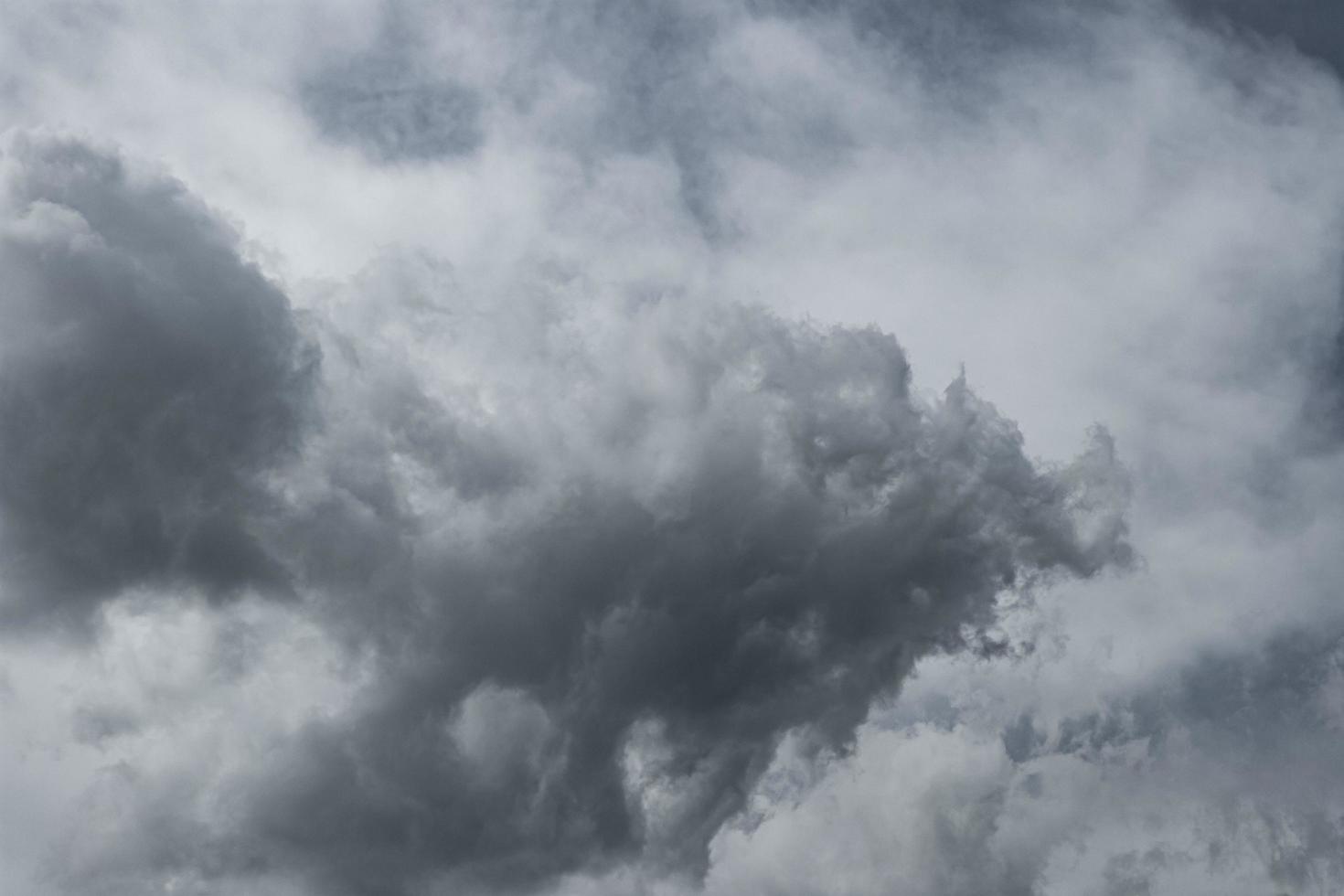 nuage sombre sur fond de nuages blancs. photo