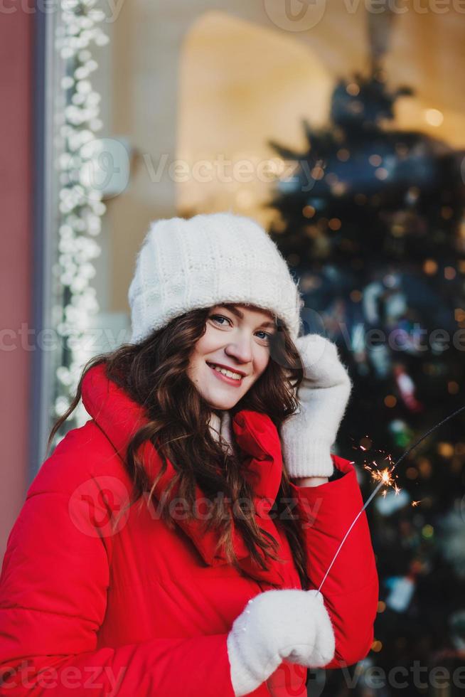 femme branchée en veste et chapeau d'hiver photo