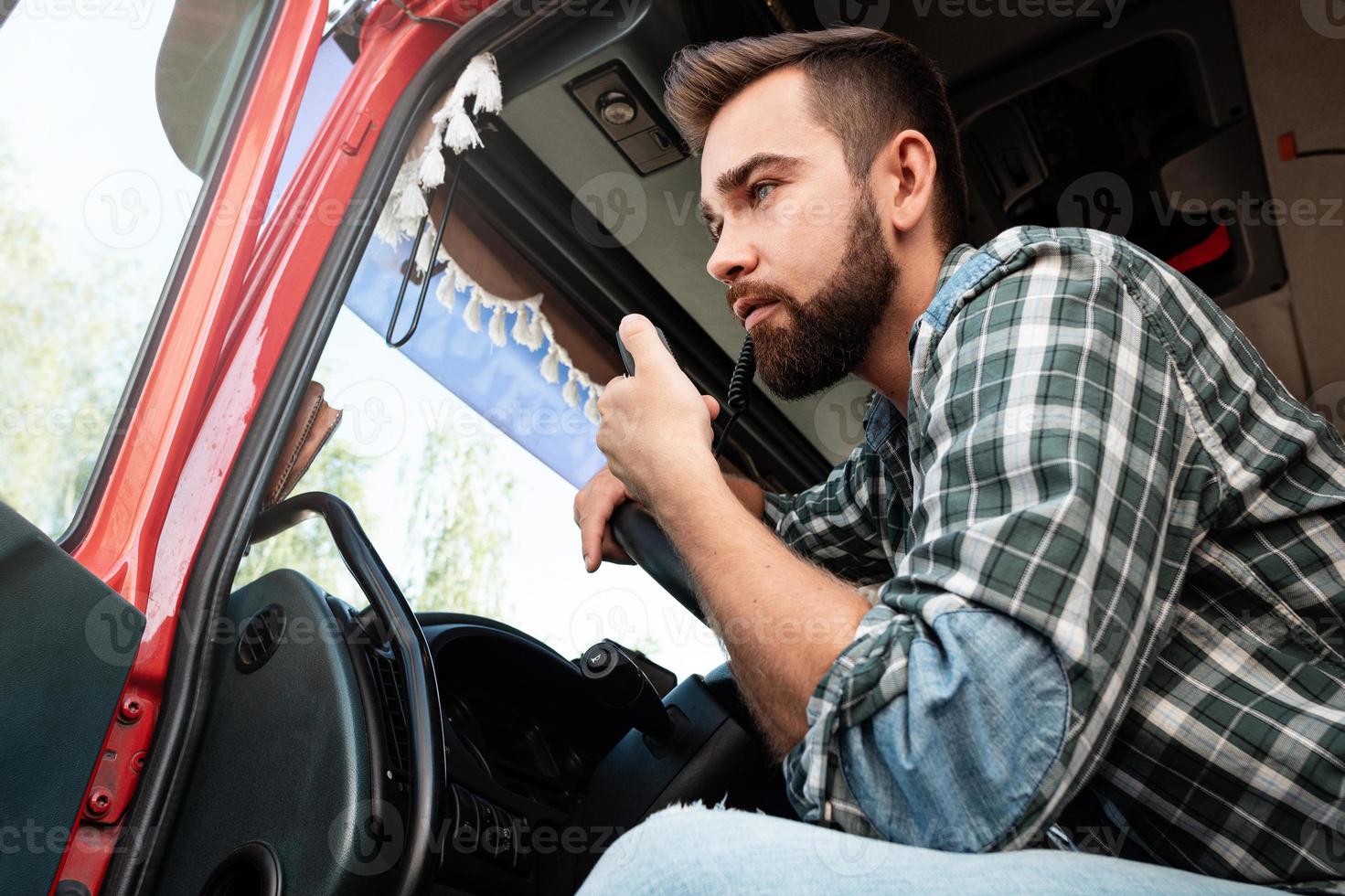 chauffeur de camion parlant par système radio cb dans son véhicule photo