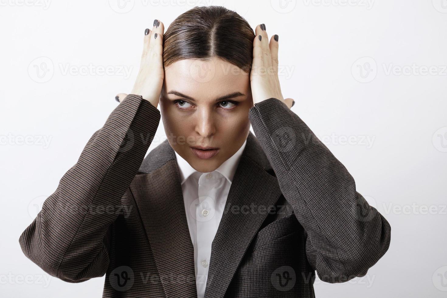 portrait en studio à la mode d'une jeune femme masculine photo