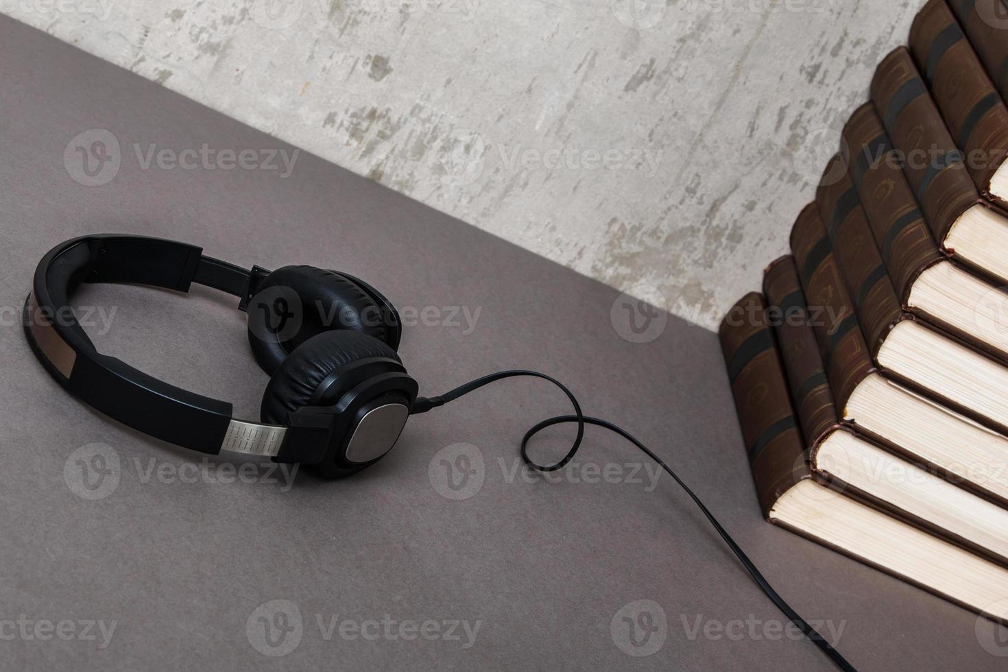 concept de livres audio avec livres et casque photo