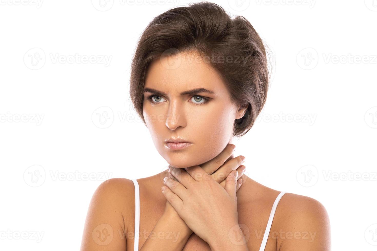 femme avec un mal de gorge photo