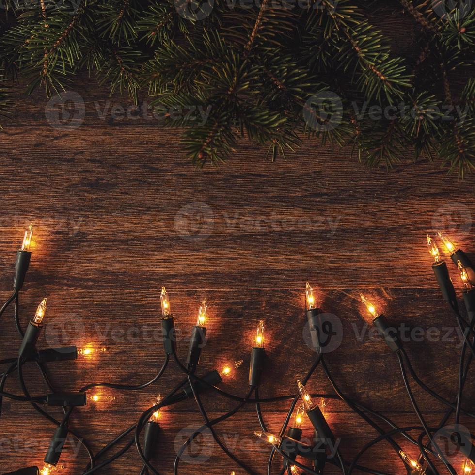 lumières de noël et branches d'épinette photo