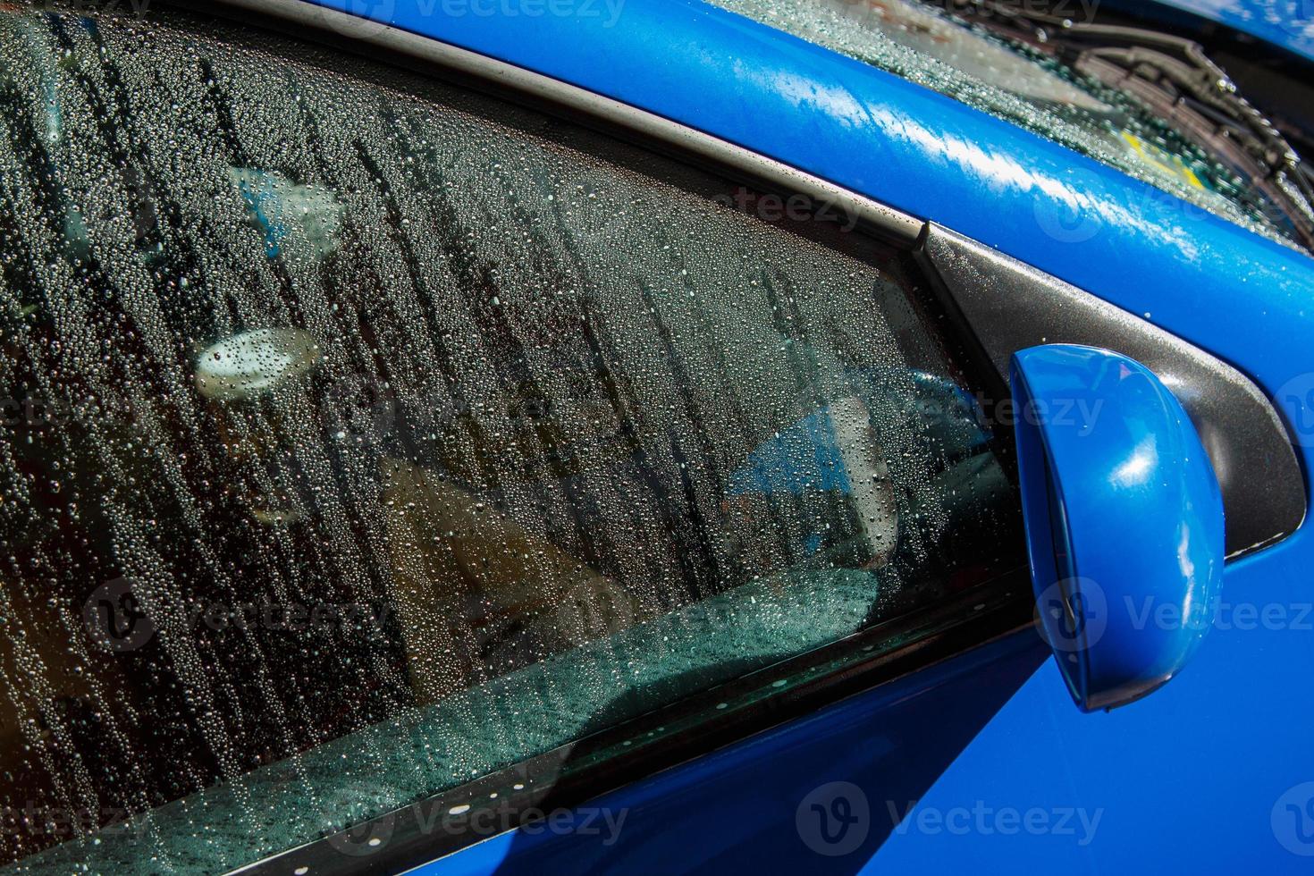 voiture bleue dans un lave-auto photo