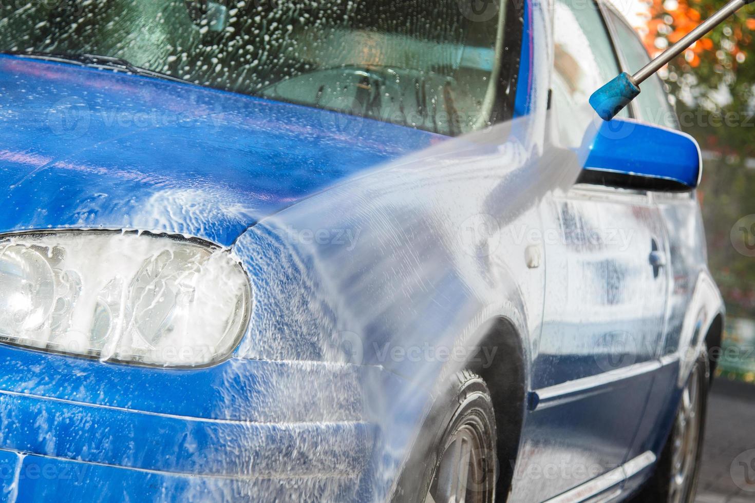 voiture bleue dans un lave-auto photo