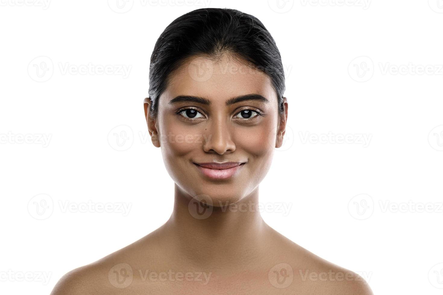 jeune et belle femme indienne à la peau lisse photo