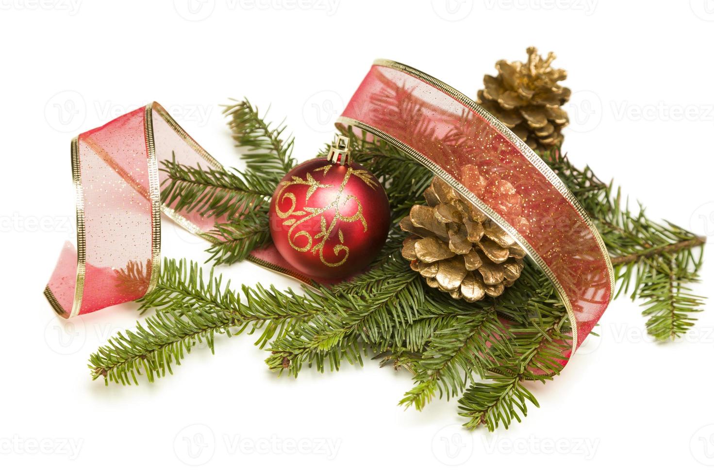 décorations de noël, pommes de pin, ruban rouge et branches de pin sur blanc photo