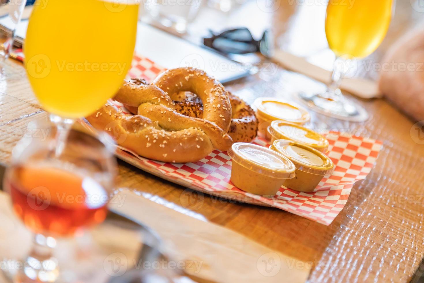 résumé d'un petit verre de bières micro-brassées et de bretzels chauds au bar photo