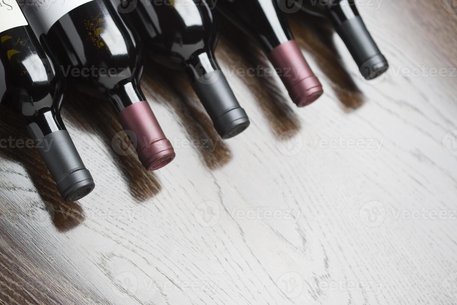 diverses bouteilles de vin sur une surface en bois réfléchissante résumé photo