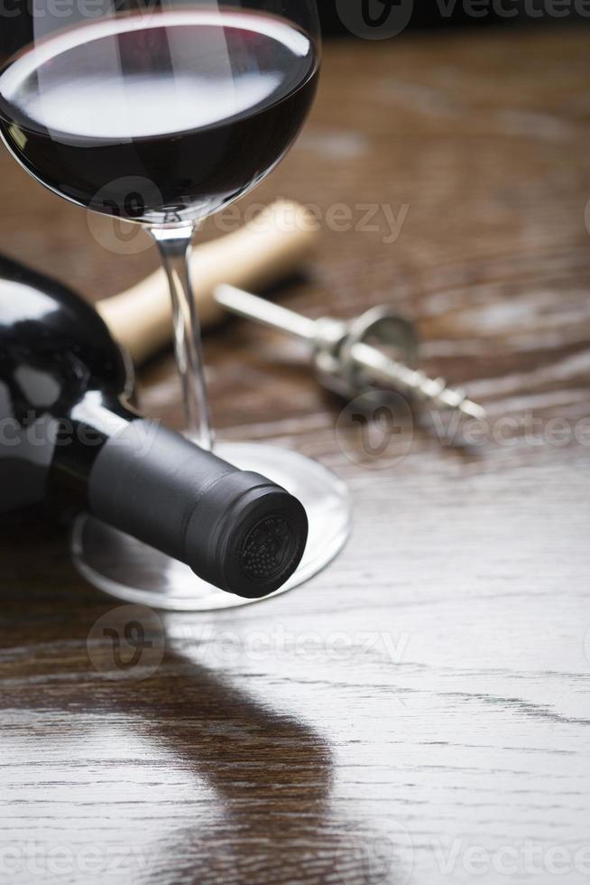 bouteille de vin abstraite, verre et tire-bouchon sur une surface en bois réfléchissante photo