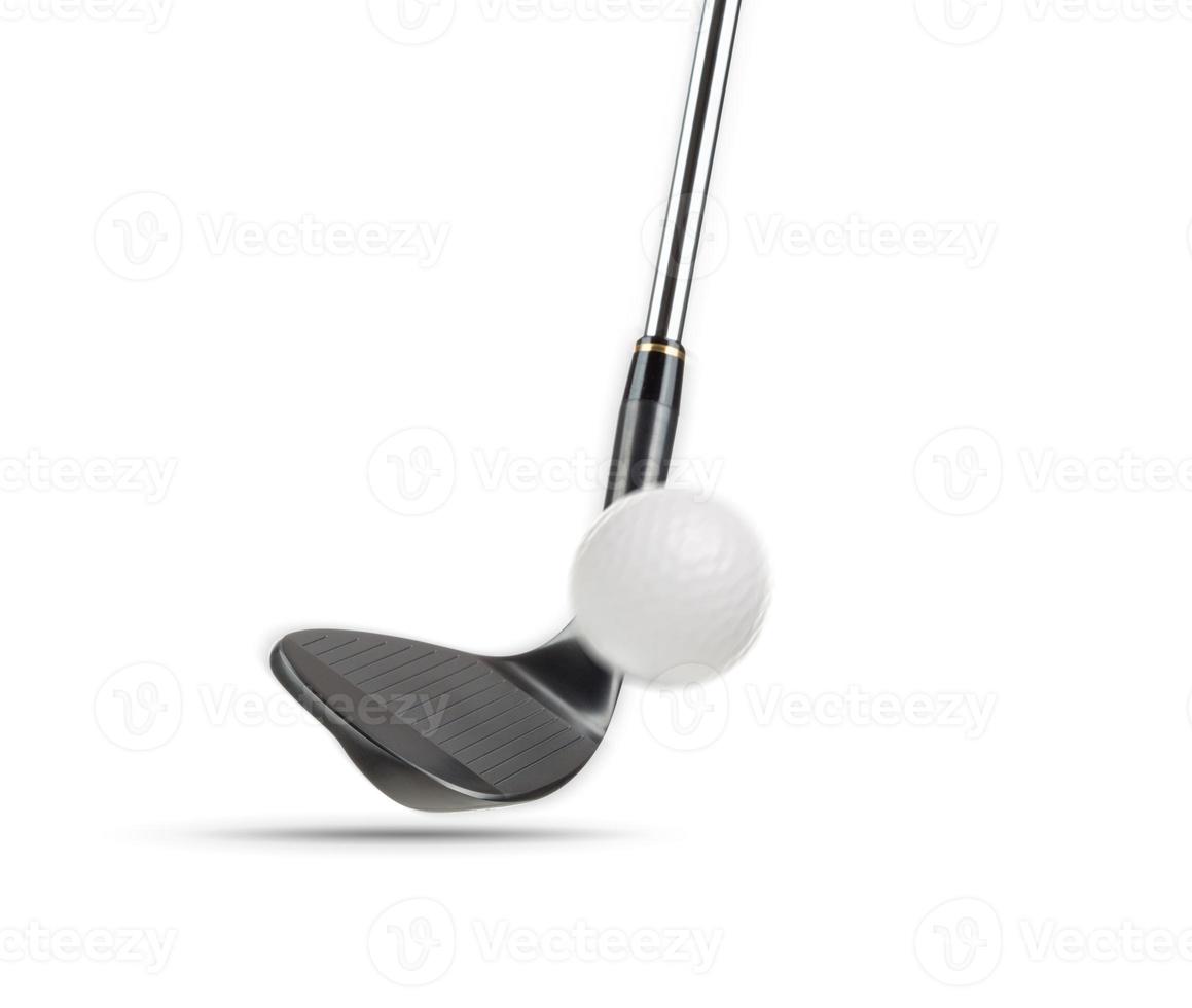 Club de golf noir fer à repasser coin frapper balle de golf sur fond blanc photo