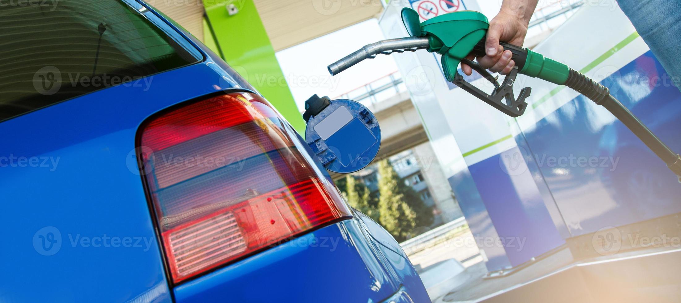 l'homme fait le plein de sa voiture photo