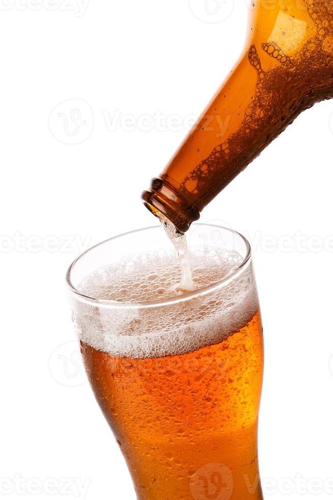 la bière se verse dans un verre photo