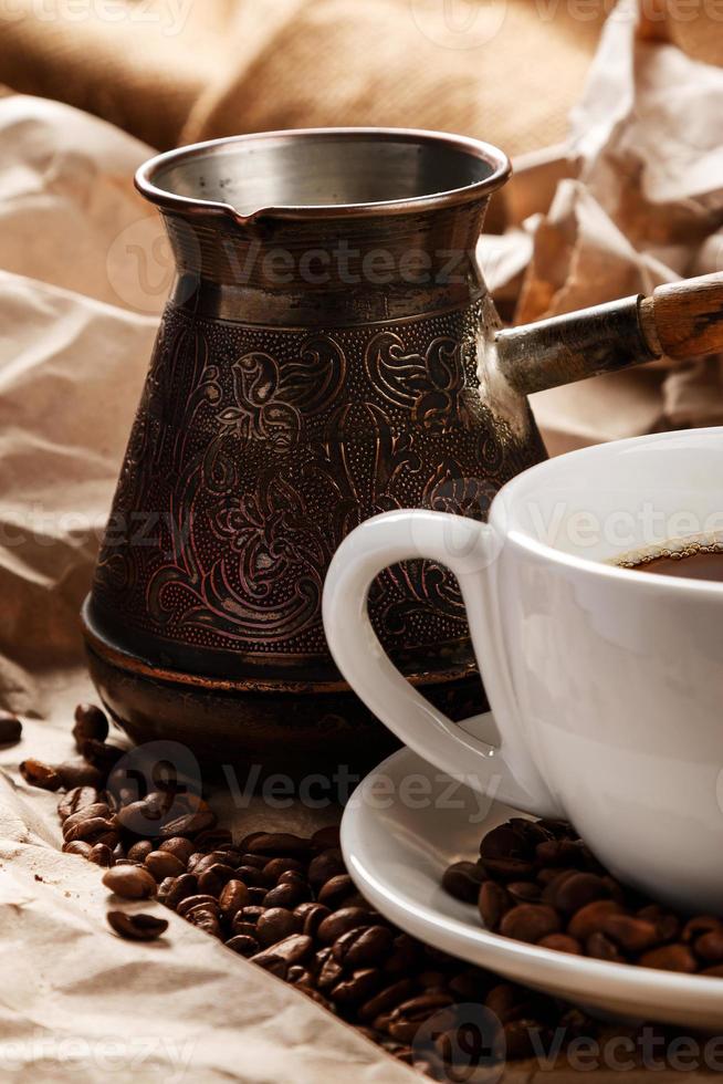 tasse à café et cezve pour le café turc photo