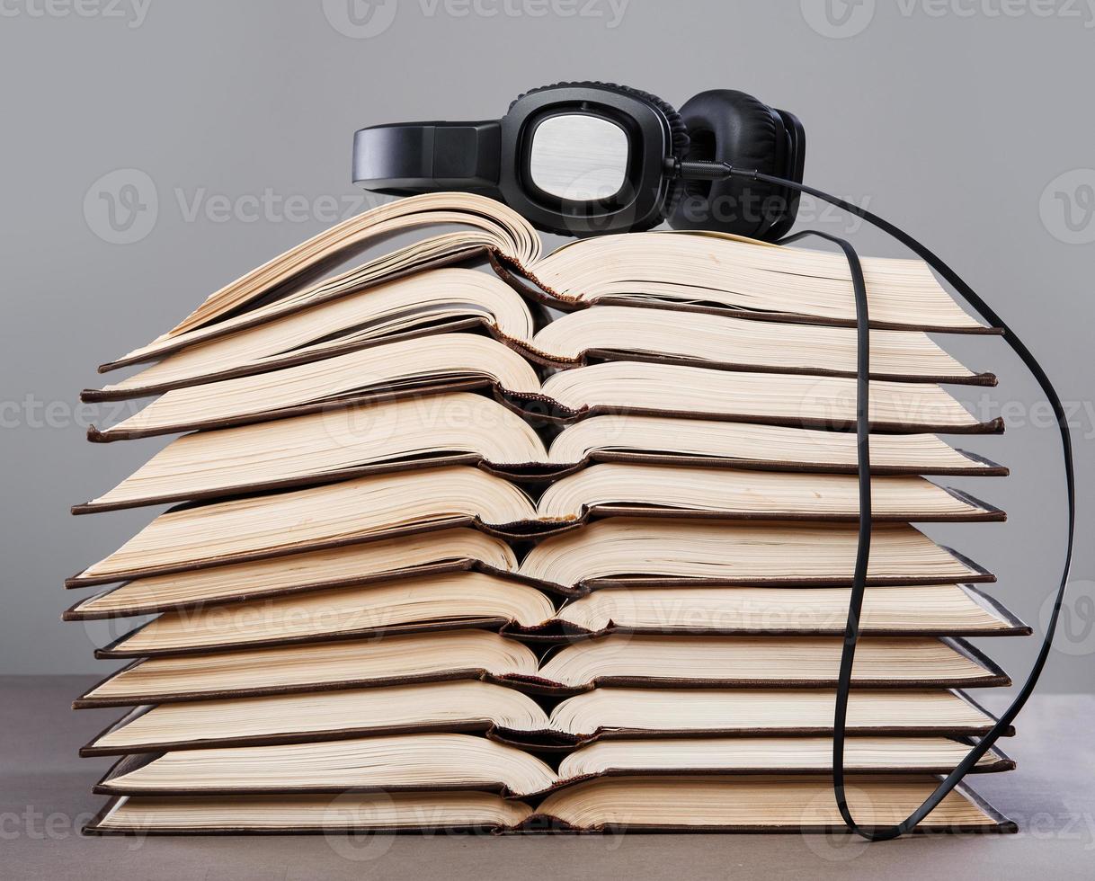 concept de livres audio avec livres et casque photo