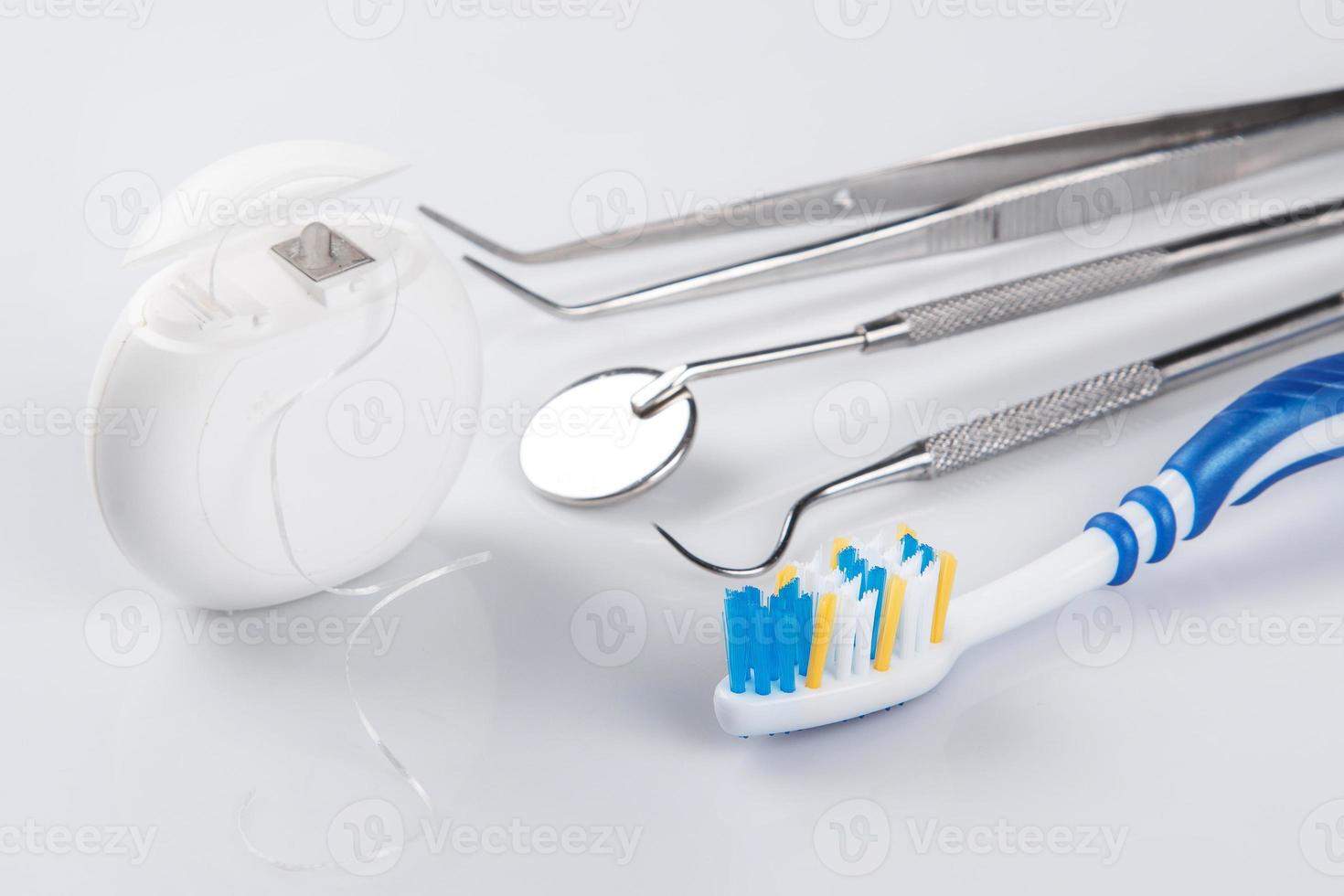 différents outils pour les soins dentaires photo
