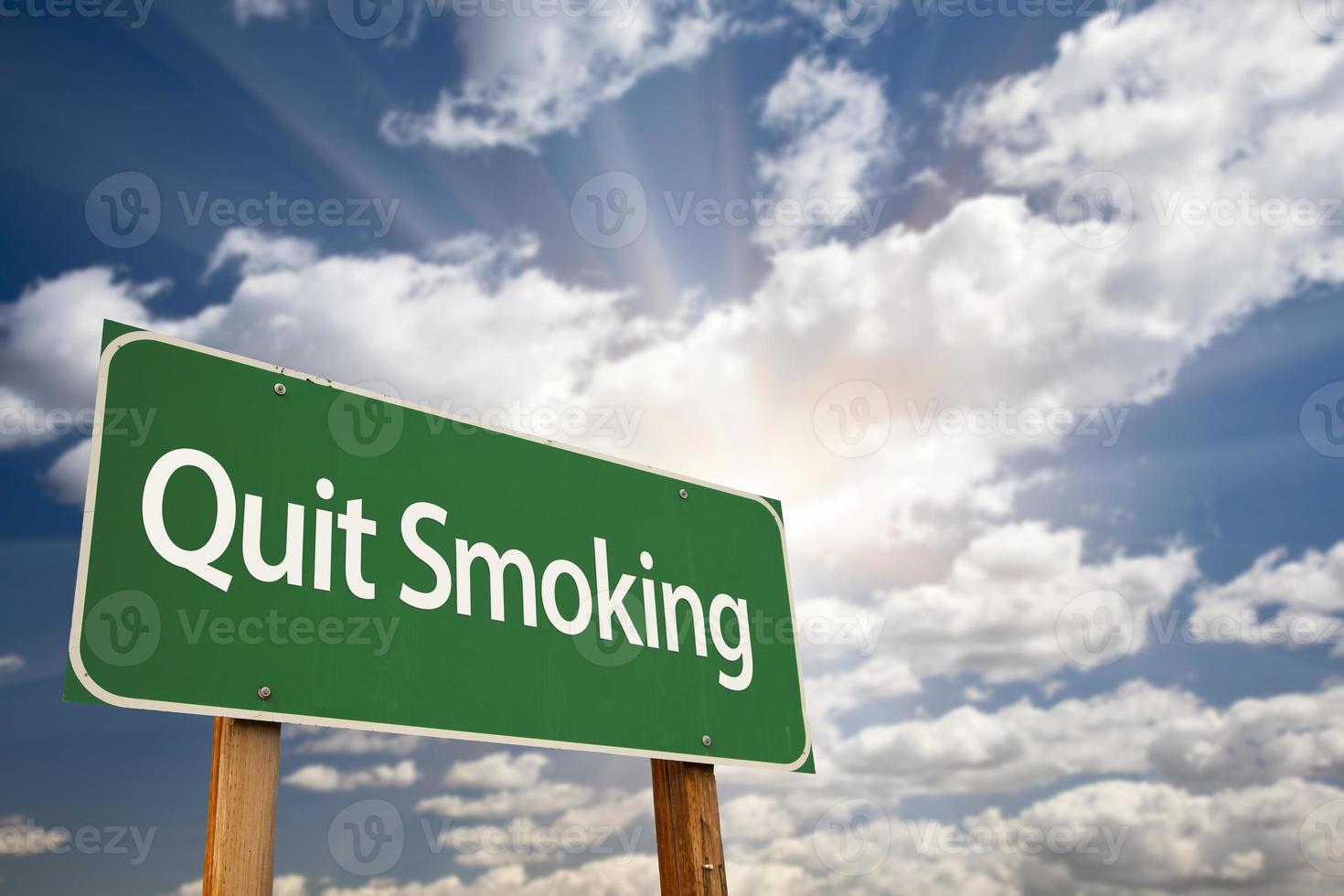 Arrêter de fumer panneau de signalisation vert et nuages photo