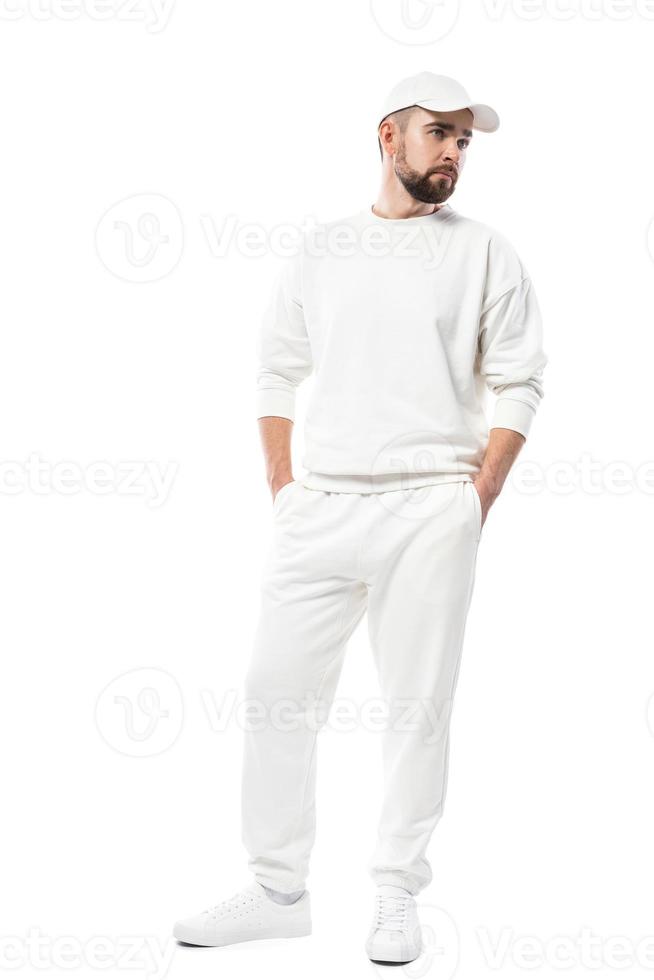 bel homme portant des vêtements blancs sur fond blanc photo