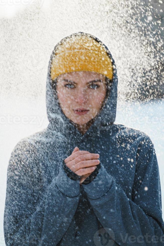 jeune femme athlétique portant des vêtements de sport prêt pour une séance d'entraînement d'hiver photo