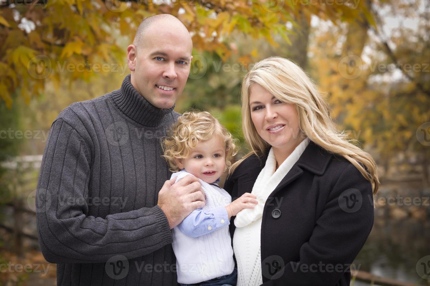 jeunes parents attrayants et portrait d'enfant dans le parc photo