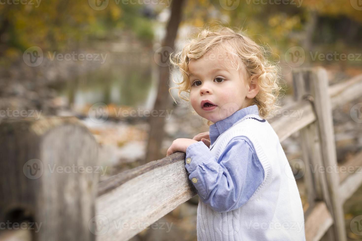 adorable jeune garçon jouant dehors photo