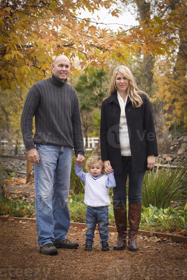 jeunes parents attrayants et portrait d'enfant dans le parc photo