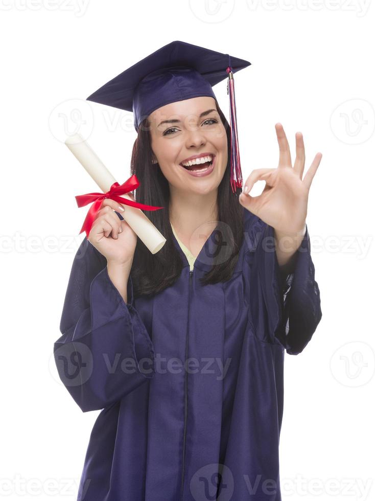 Diplômé de race mixte en bonnet et robe tenant son diplôme photo