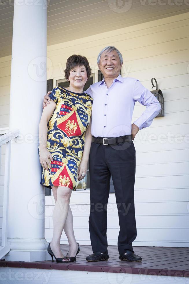 séduisant couple chinois profitant de leur maison photo