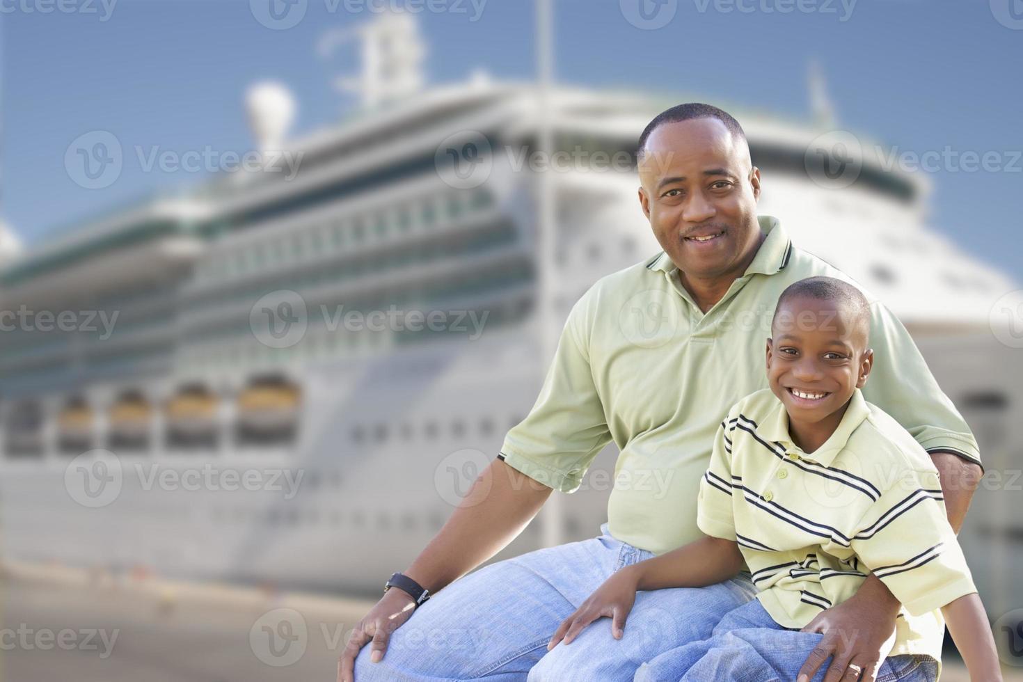 heureux père et fils devant le bateau de croisière photo