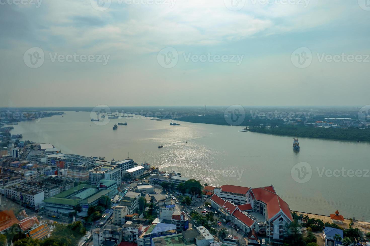le paysage de l'estuaire du fleuve chao phraya et le paysage de la ville de samut prakan sont les portes d'entrée vers les mers des navires marchands thaïlandais. photo